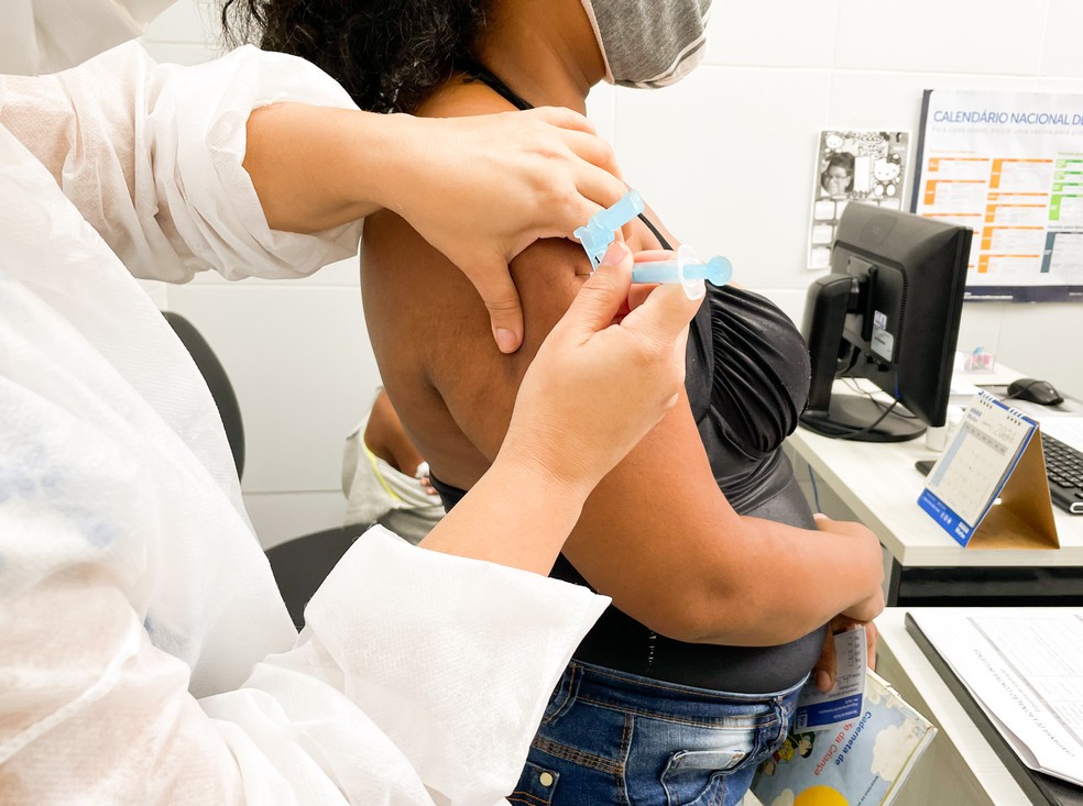 Mulher recebe vacina contra gripe em posto de saúde do Recife — Foto: Secretaria de Saúde do Recife/Divulgação