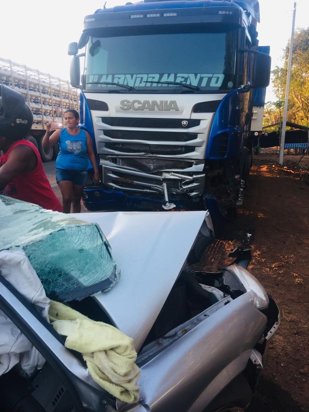 Carreta bateu de frente com o veÃ­culo e causou a morte de um dos ocupantes na BR-135 â Foto: DivulgaÃ§Ã£o/PRF