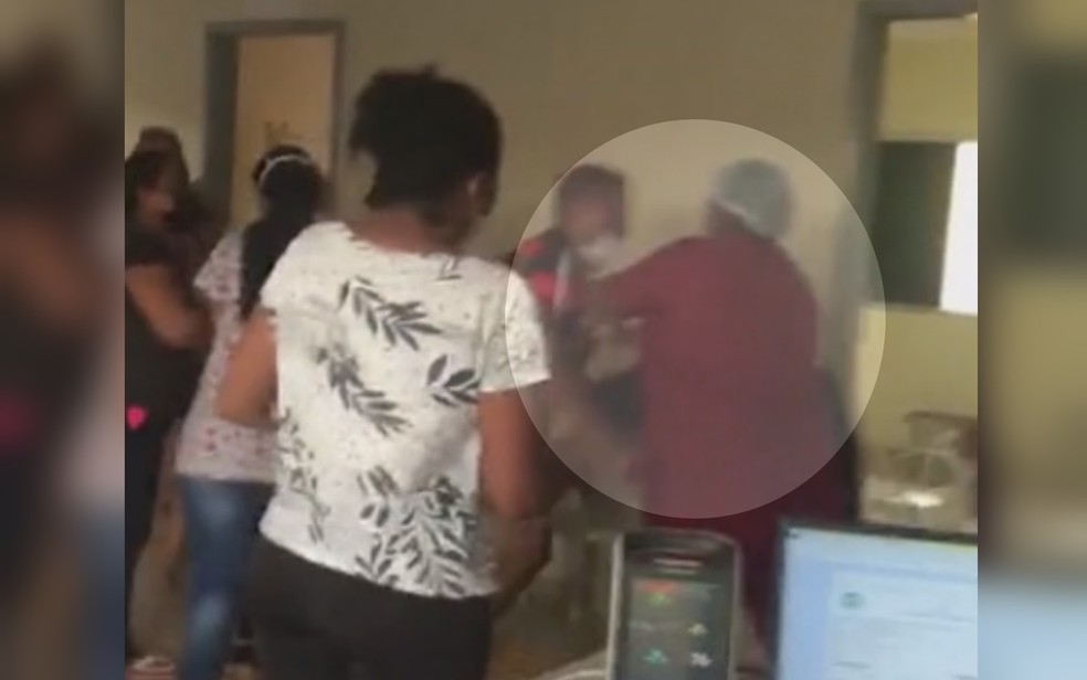 Vídeo mostra homem agredindo médica em posto de saúde de Novo Gama, Goiás — Foto: Reprodução/TV Anhanguera