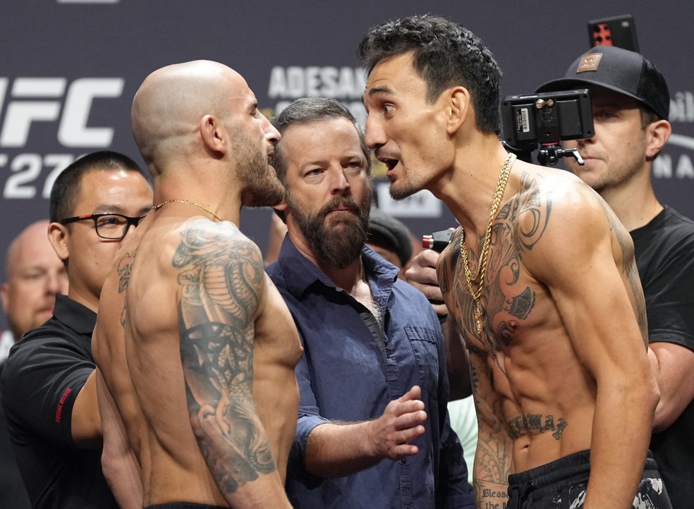 Alexander Volkanovski (esq.) e Max Holloway (dir.) discutem asperamente na pesagem cerimonial — Foto: Jeff Bottari/Zuffa LLC