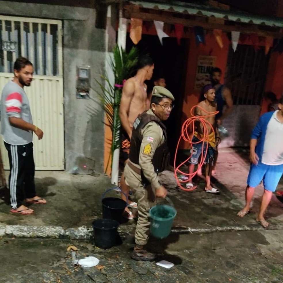 Estabelecimento comercial é atingido por incêndio em Ibicaraí — Foto: Divulgação/Polícia Militar