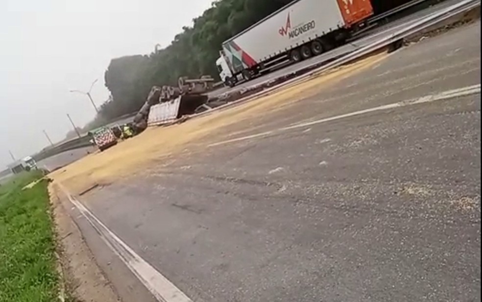 Homem morre após tombar carreta carregada com cinco tonelada de soja na Rodovia Fernão Dias  — Foto: Redes sociais