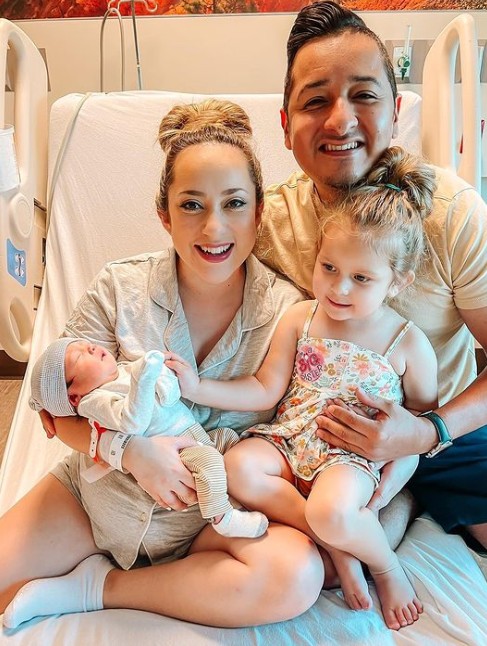 Eliana, o companheiro, a filha mais velha e o caçula depois do parto de Sebastian (Foto: Reprodução Instagram)