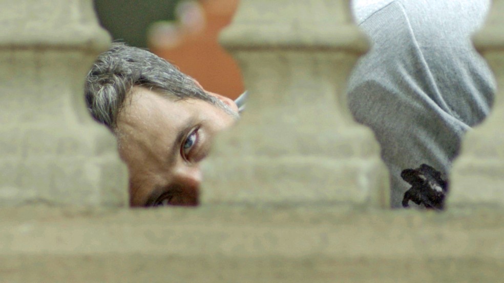 Gabriel (Bruno Gagliasso) é atingido por Sampaio (Marcello Novaes) durante invasão ao casarão, em 'O Sétimo Guardião' — Foto: TV Globo