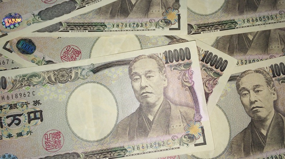 Notas de iene japonês. Agora, há menos burocracia para transferências internacionais de até R$ 10 mil (Foto: Thinkstock)