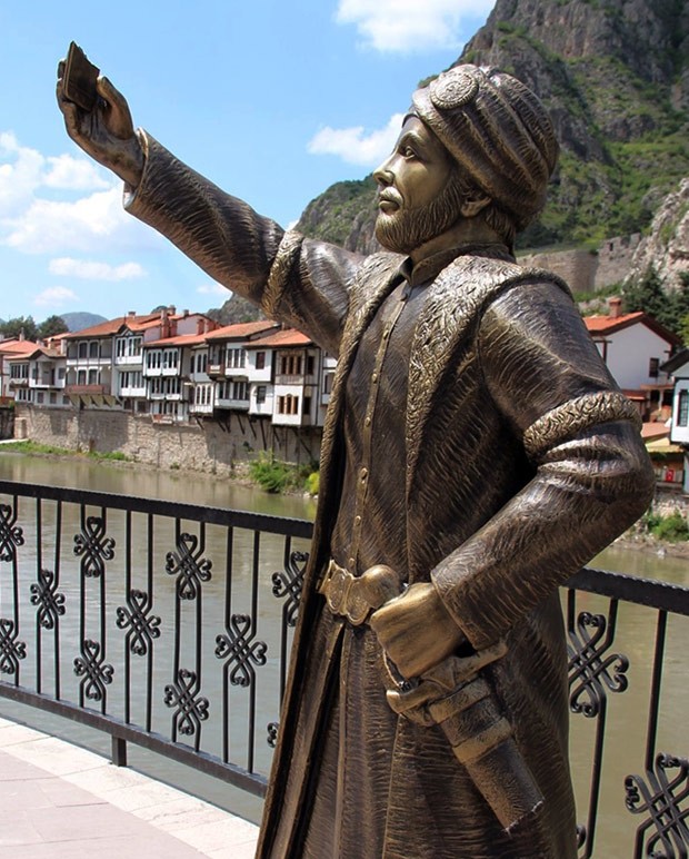 Vândalos destruíram 'celular' de estátua de príncipe otomano fazendo 'selfie' (Foto: AP)