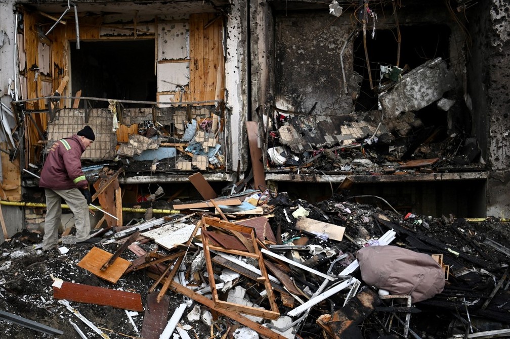25 de fevereiro - Homem em meio a escombros de prédio bombardeado na periferia de Kiev, na Ucrânia — Foto: Daniel Leal/AFP