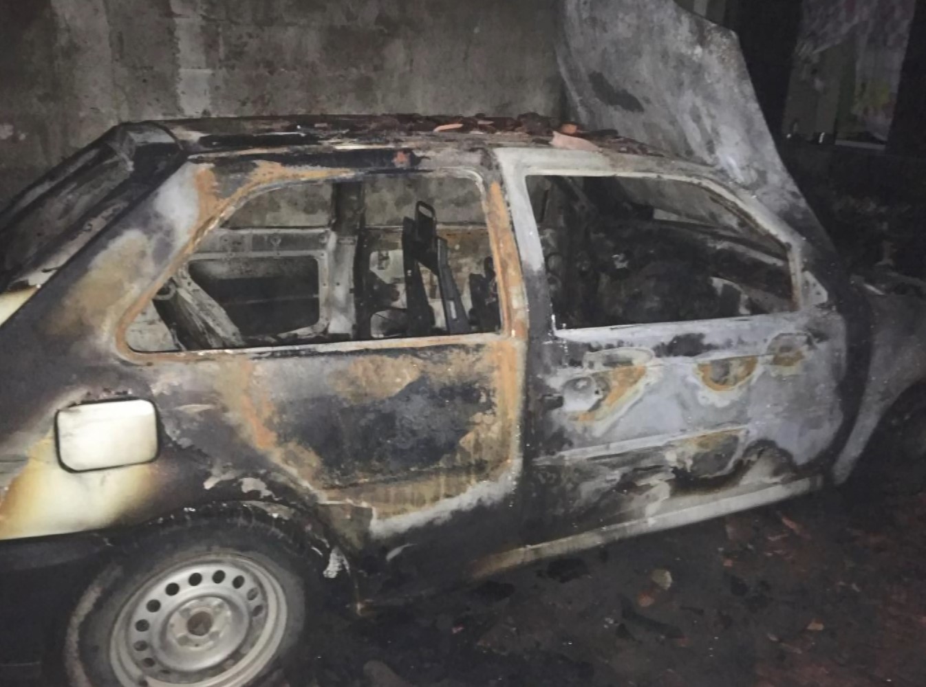 Homem é preso após atear fogo garagem e tentar jogar ex-companheira nele em Pedreira 