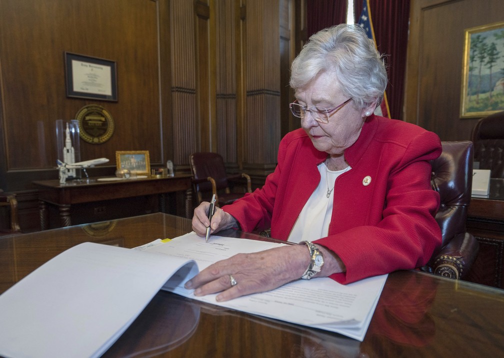 A governadora do Alabama, Kay Ivey, precisa sancionar a lei aprovada na Assembleia Legislativa para que ela entre em vigor â€” Foto: Hal Yeager/Alabama Governor's Office via AP