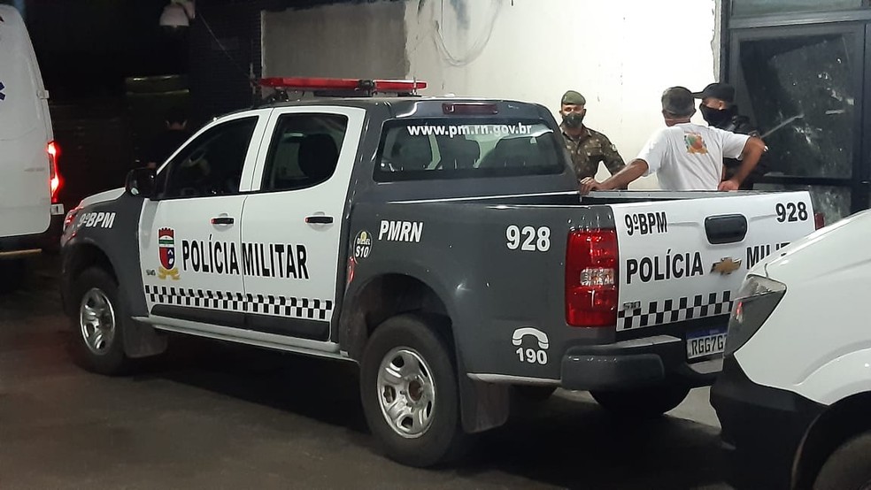 Soldado do Exército baleado durante tentativa de assalto em Natal foi socorrido ao hospital em viatura da PM — Foto: Sérgio Henrique Santos/Inter TV Cabugi