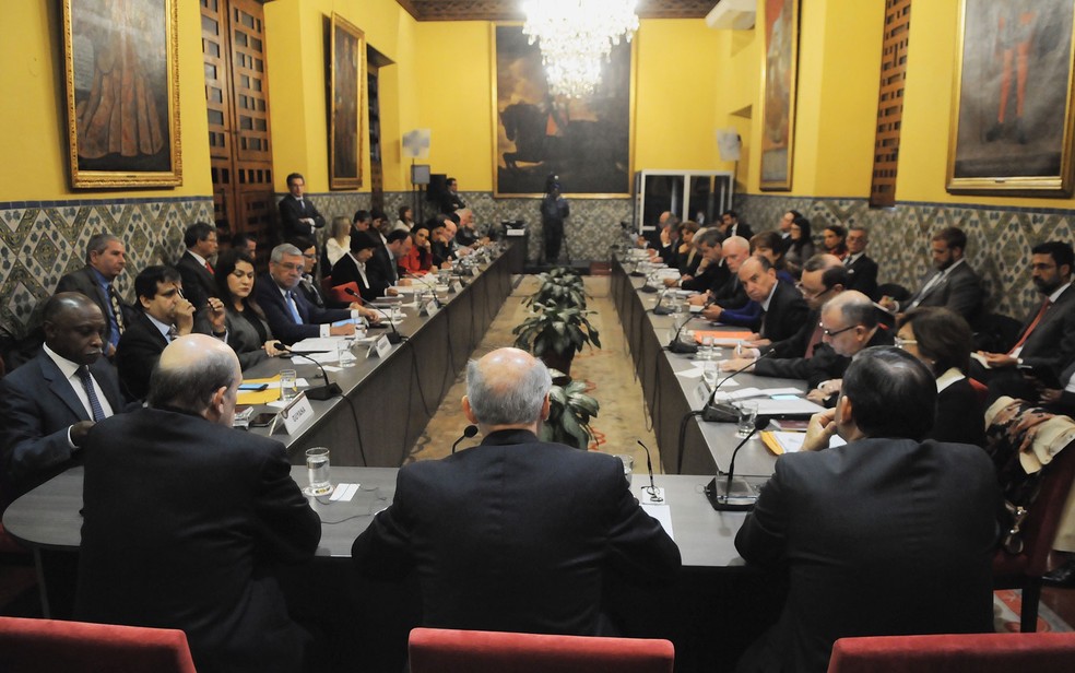 Foto distribuída pelo Ministério das Relações Exteriores do Peru mostra os representantes de 17 países da América reunidos durante discussão sobre a Venezuela em Lima, na terça (8) (Foto: HO/Peru´s Foreign Ministry/AFP)
