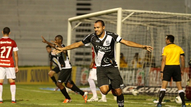 Roger gol Ponte Preta (Foto: Pedro Amatuzzi / Ag. estado)
