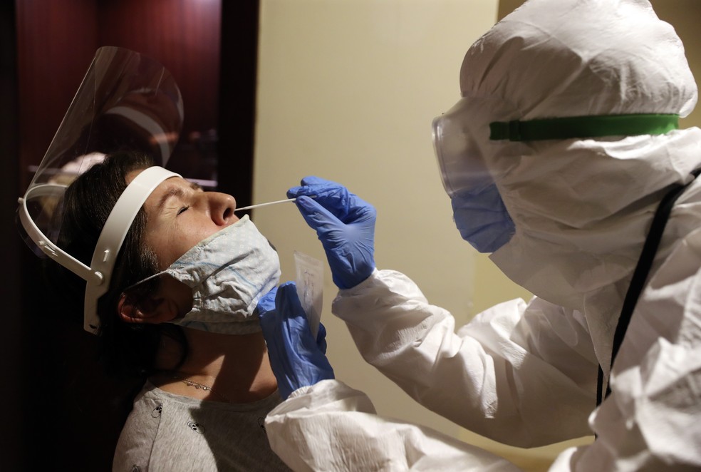 O tipo de testagem para diagnóstico da Covid-19 deve ser o de RT-PCR — Foto: Adem Altan / AFP