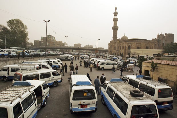 Ônibus parados em praça do Cairo: uso de drogas proibidas por motoristas para aguentar longas jornadas preocupa autoridades (Foto: Getty Images)