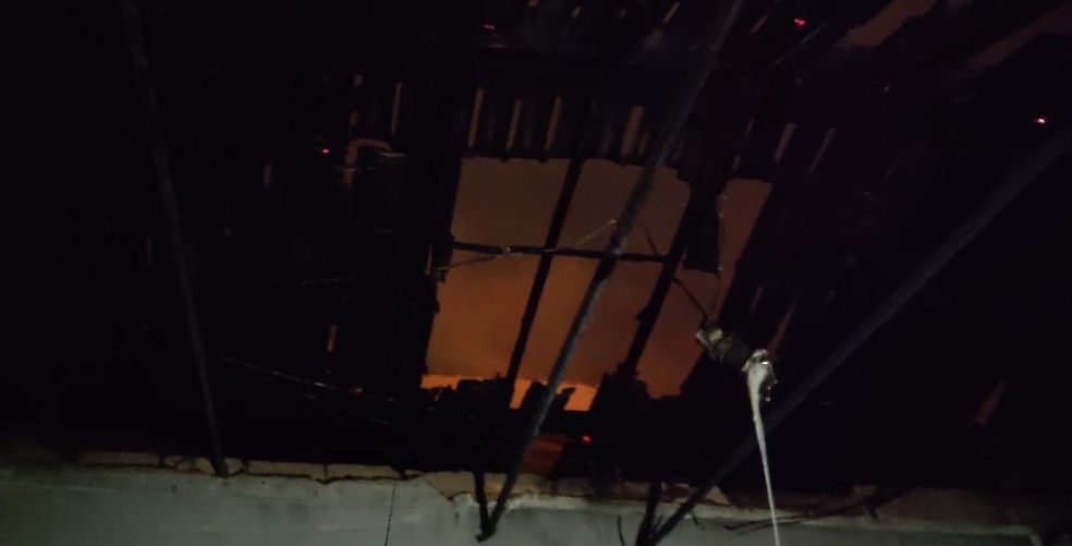 Chamas atingiram parte do telhado da casa — Foto: Corpo de Bombeiros/ Divulgação