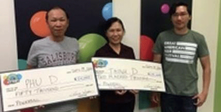 Os irmãos Phu e Thinh recebem seus cheques (Foto: Colorado Lottery)