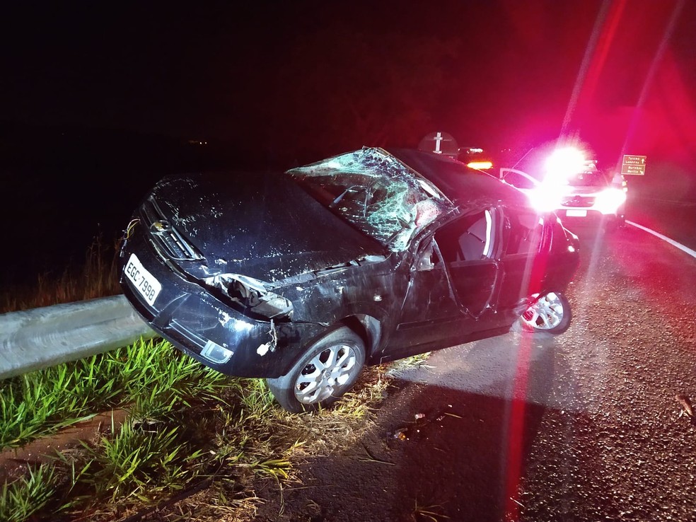 Polícia suspeita que motorista que bateu na canaleta próximo ao quilômetro 447 estava sem cinto de segurança — Foto: THE BROTHERS /Divulgação
