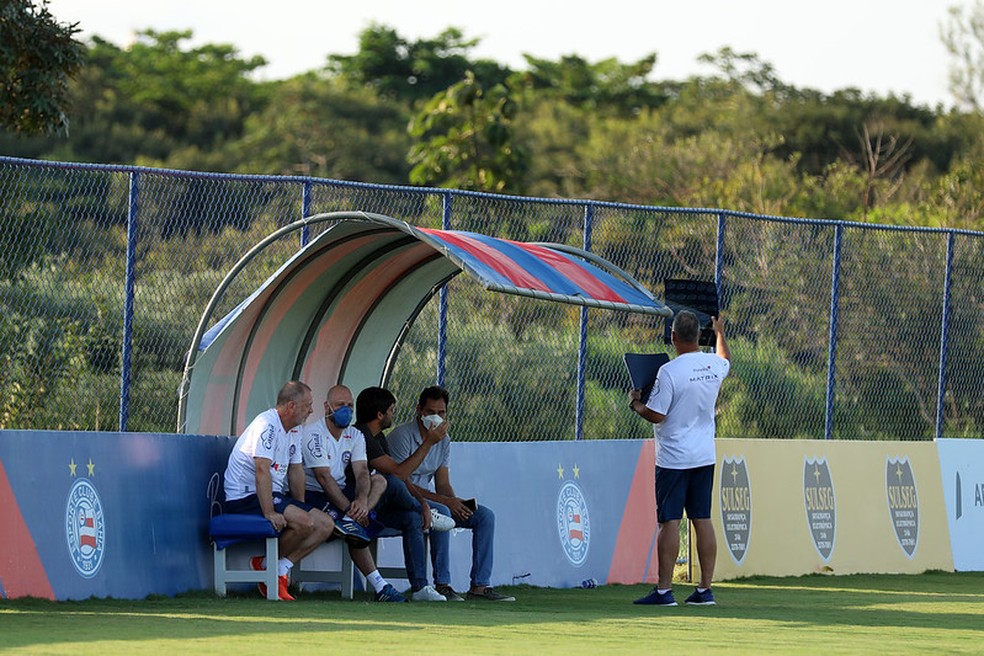 Mano Menezes acompanha treino ao lado de Guilherme Bellintani e Victor Ferraz — Foto: Felipe Oliveira / EC Bahia / Divulgação