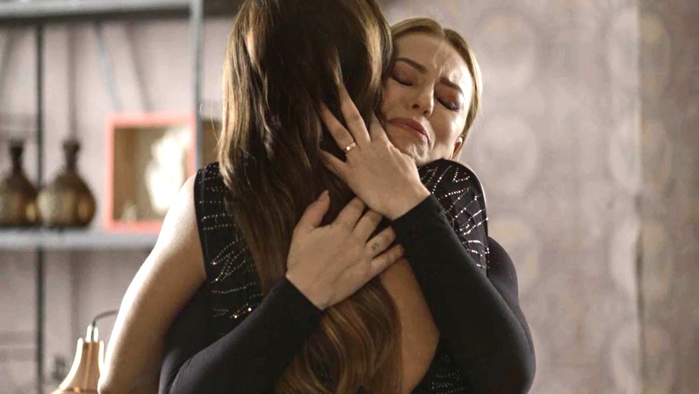 Em 'A Dona do Pedaço', Maria da Paz (Juliana Paes) e Vivi Guedes (Paolla Oliveira) se abraçam durante despedida — Foto: Globo