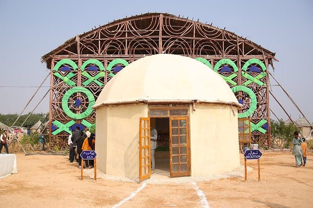 Centro cultural no Paquistão é construído com bambu e palha (Foto: Divulgação)