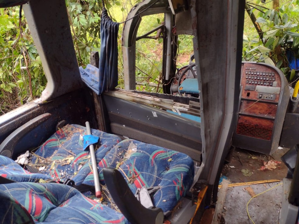 Ônibus cai em ribanceira e deixa mortos e feridos, em Sapopema — Foto: Alceu Nascimento/RPC