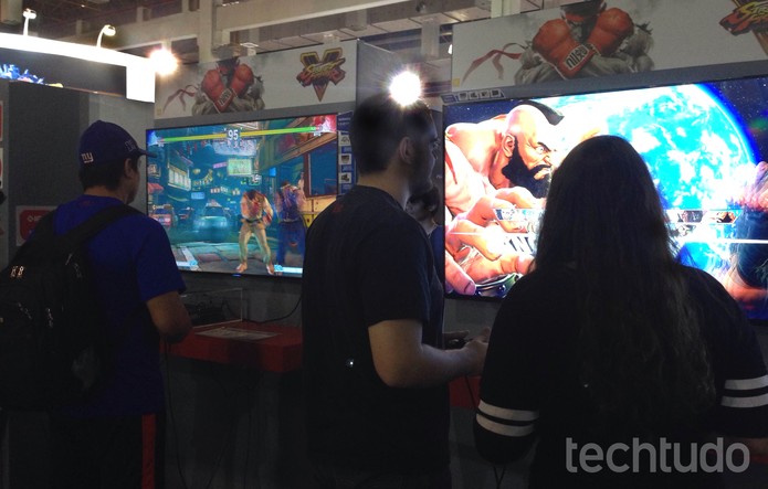 Jogadores aproveitam para conhecer melhor o Street Fighter 5 (Foto: Cassio Barbosa/TechTudo)