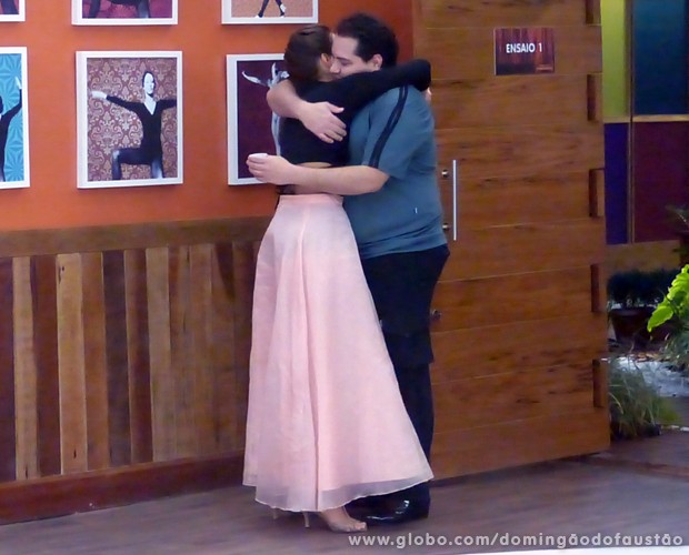 Depois da surpresa inicial, os dois se abraçaram (Foto: Domingão do Faustão / TV Globo)