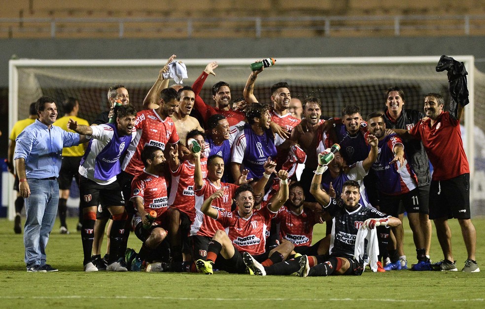 Jogadores do River Plate celebram a classificação no Pacaembu — Foto: Marcos Riboli