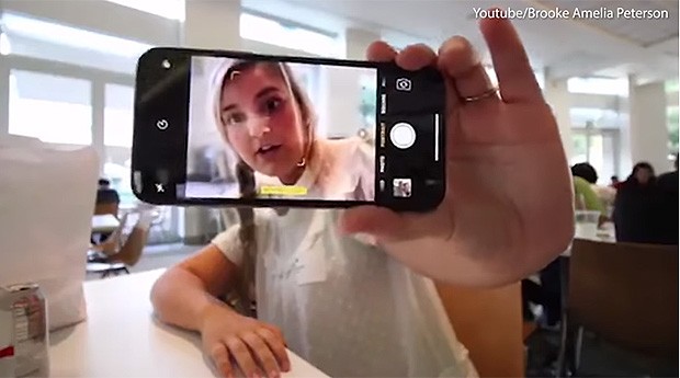A adolescente Brooke Amelia Peterson mostra o novo iPhone X: vídeo levou à demissão do pai, que era engenheiro da Apple (Foto: Reprodução/YouTube)