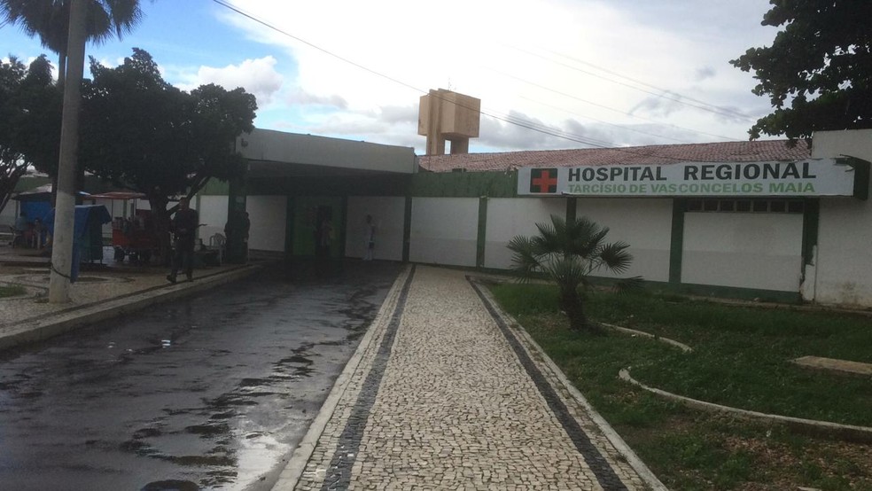 Mulher foi transferida para o Hospital Regional Tarcísio Maia, em Mossoró — Foto: Hugo Andrade/Inter TV Costa Branca