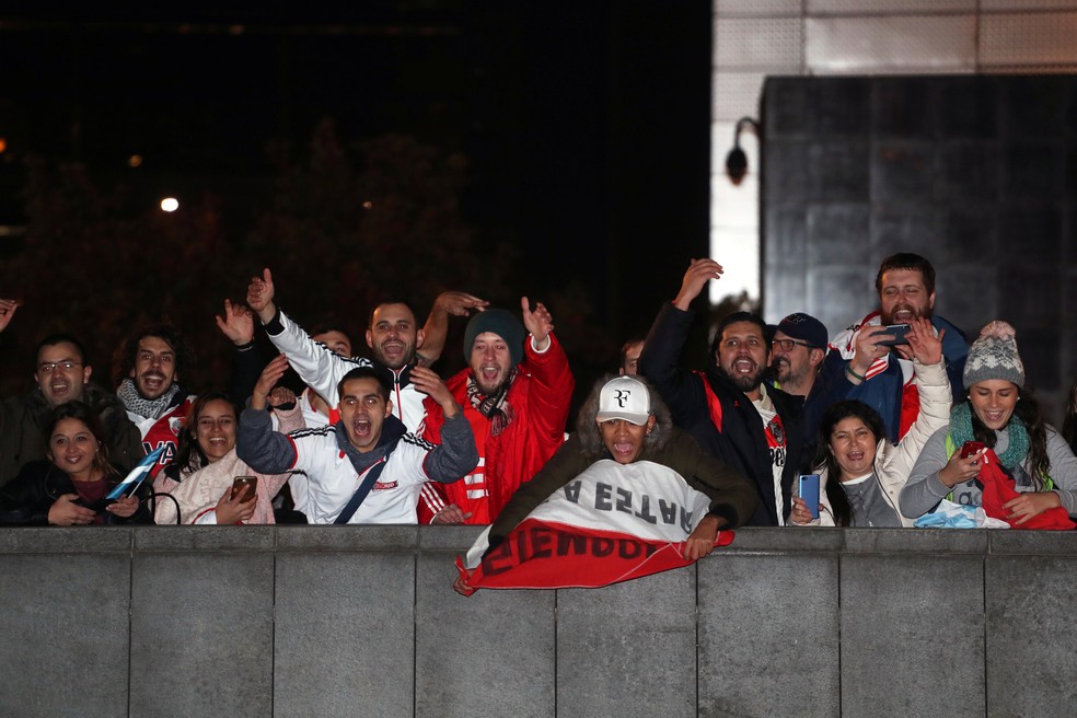 Torcedores do River fizeram plantão no aeroporto de Madri durante a madrugada — Foto: Reuters