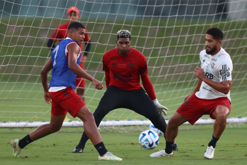 Hugo Souza e Pablo em treino do Flamengo &mdash; Foto: Gilvan de Souza/Flamengo