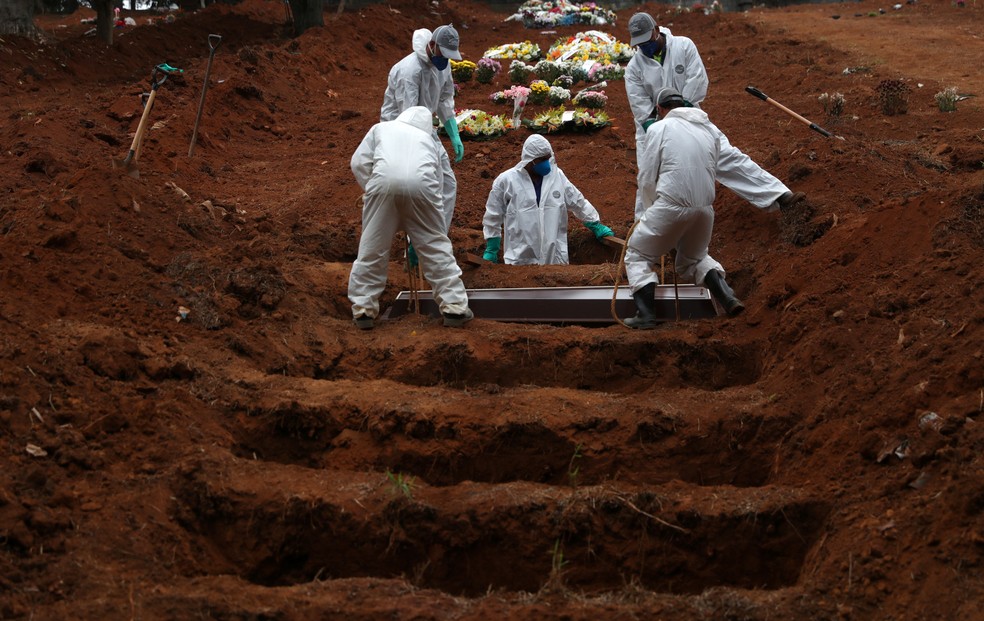 Enterro de Jose Soares, vítima do coronavírus, no Cemitério São Luiz, em São Paulo — Foto: Amanda Perobelli / Reuters