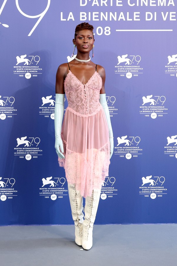 VENICE, ITALY - AUGUST 31: Jodie Turner-Smith attends the photocall for "White Noise" at the 79th Venice International Film Festival on August 31, 2022 in Venice, Italy. (Photo by Daniele Venturelli/WireImage) (Foto: WireImage)