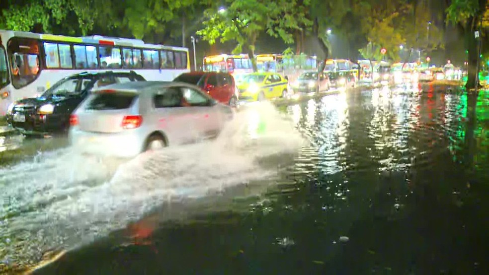 Ruas do Centro do Rio ficaram alagadas (Foto: Reprodução/TV Globo)
