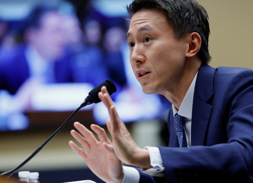 Shou Zi Chew, diretor-executivo do TikTok, em audiência na Câmara dos EUA, em 23 de março de 2023 — Foto: Reuters/Evelyn Hockstein