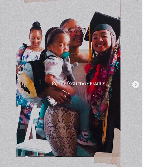 A filha do rapper Nipsey Hussle durante sua formatura, em que homenageou o pai (Foto: Instagram)
