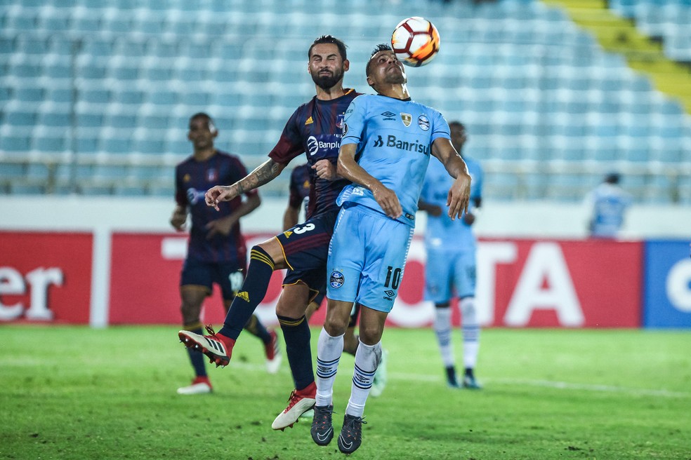 Cícero sofre pênalti contra o Monagas (Foto: Lucas Uebel / Grêmio, DVG)