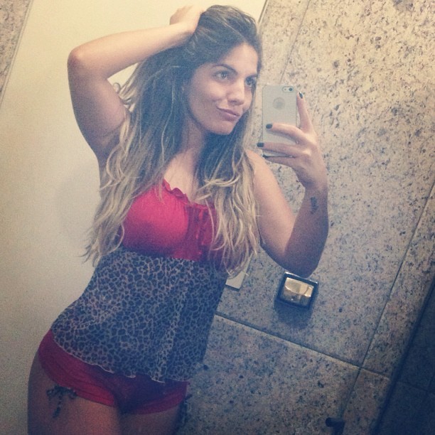 Com babydoll ex BBB Anamara mostra corpão e fala sobre a idade Quem BBB