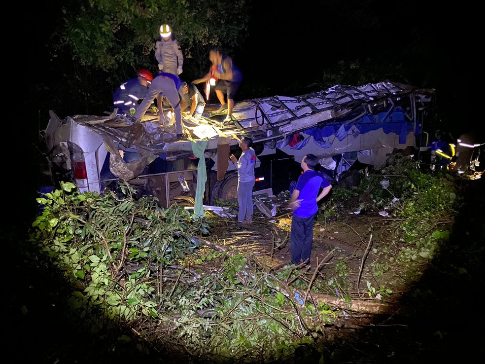 Ônibus cai em ribanceira e deixa 10 mortos e outros 21 feridos, em Sapopema — Foto: PRE