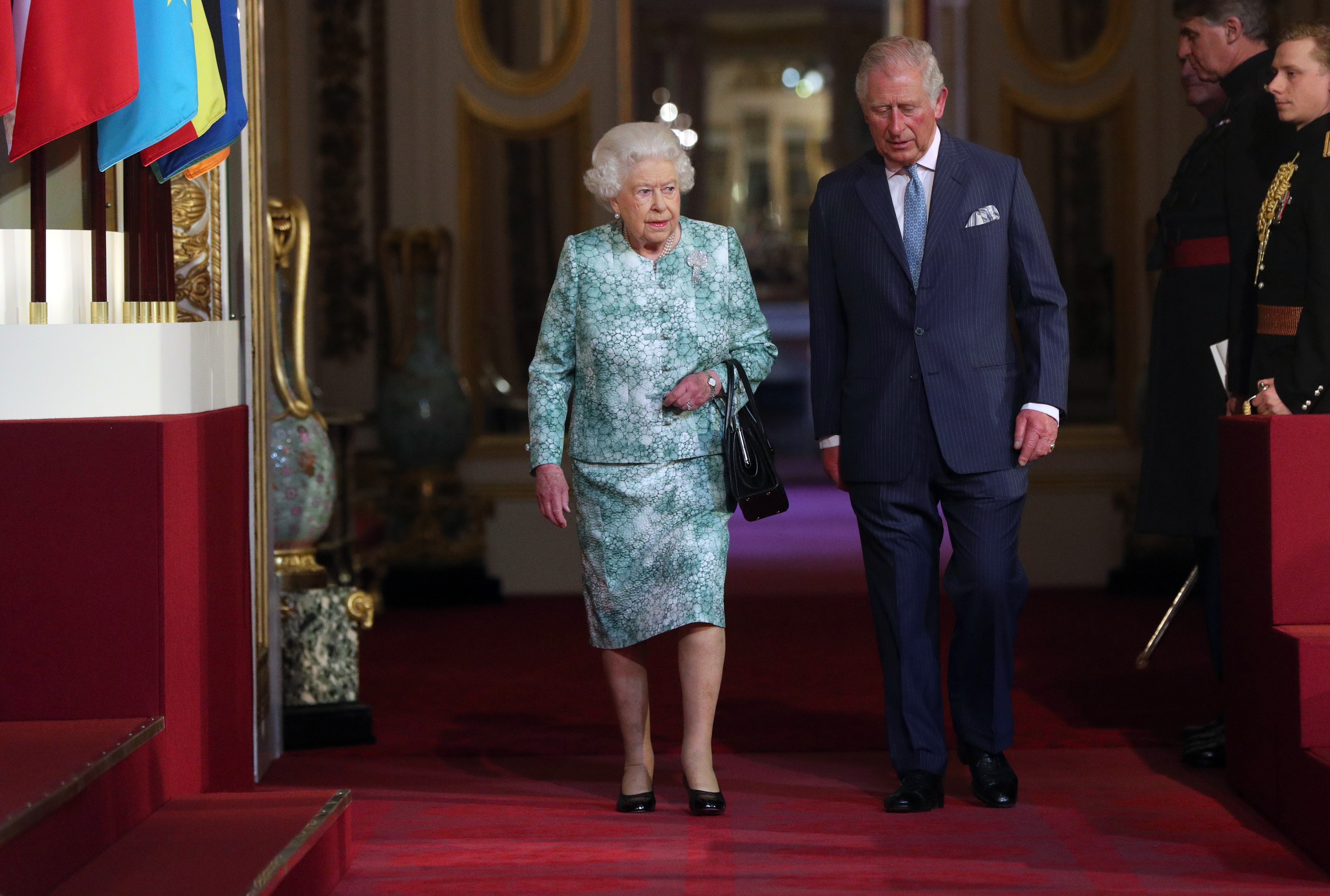 A Rainha Elizabeth 2ª com seu filho mais velho, Príncipe Charles (Foto: Getty Images)