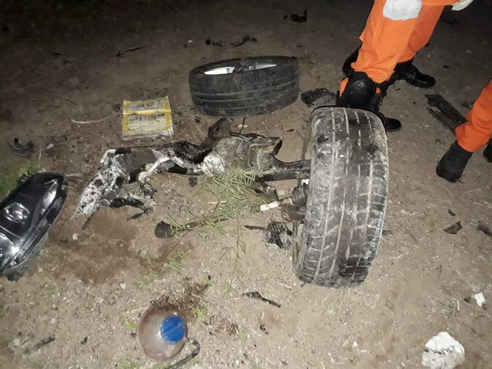 Rodas e partes do carro ficaram espalhados perto do acidente — Foto: Ascom/Bombeiros