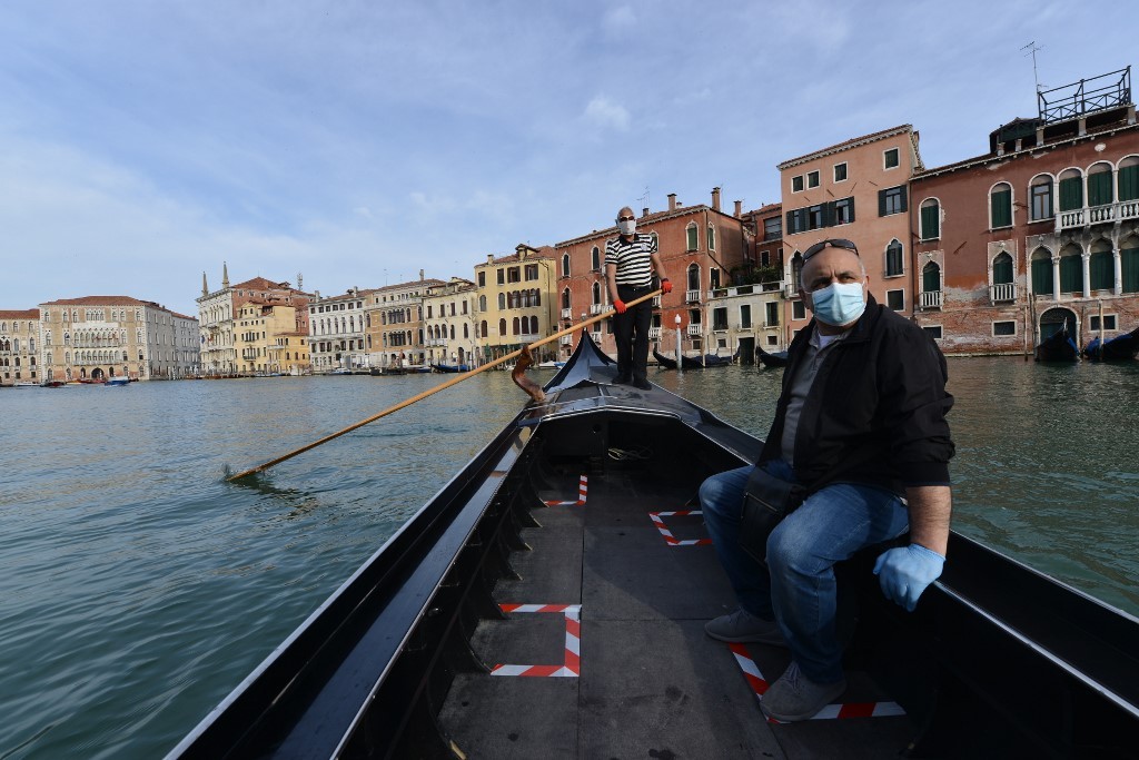 Veneza tenta pensar em um futuro que vá além do turismo e no qual a cidade não afunde - literalmente thumbnail