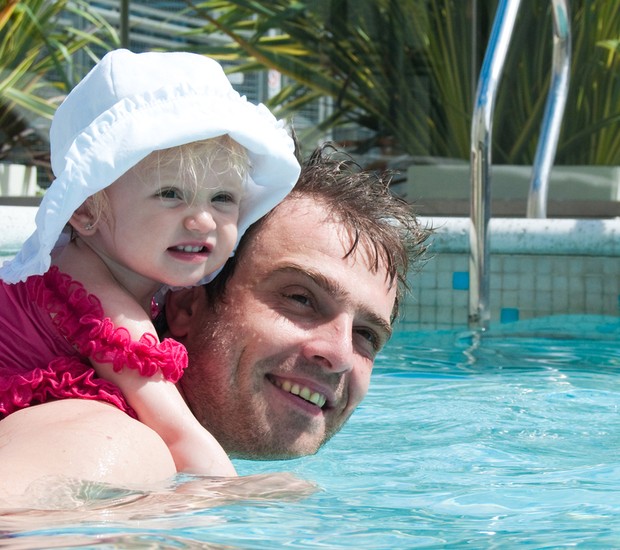Pai e bebê na piscina (Foto: Shutterstock)