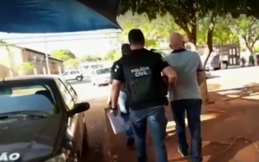 Funcion&aacute;rios da prefeitura de Nova Crix&aacute;s s&atilde;o presos suspeitos de fraudar impostos e extorquir fazendeiros, em Goi&aacute;s  &mdash; Foto: Reprodu&ccedil;&atilde;o/TV Anhanguera   
