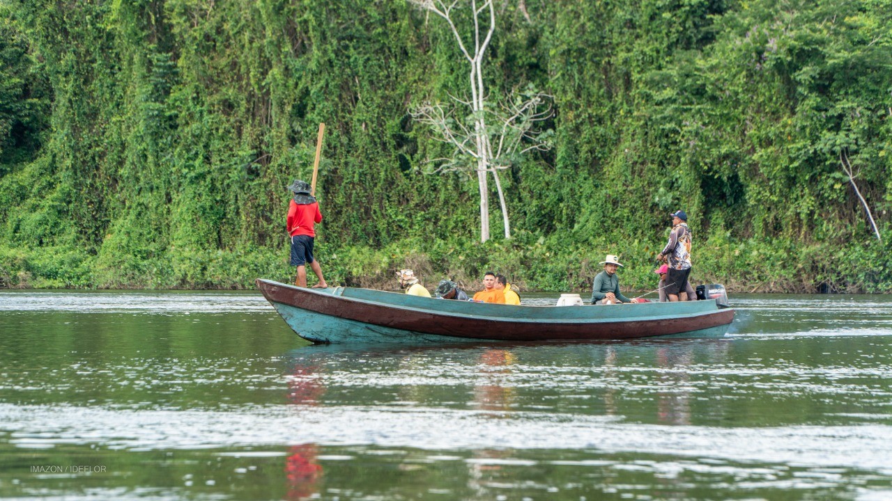 Expedição atravessa o rio Iratapuru para encontrar o angelim-vermelho gigante, no Amapá — Foto: Havita Rigamonti/IMAZON/IDEFLOR