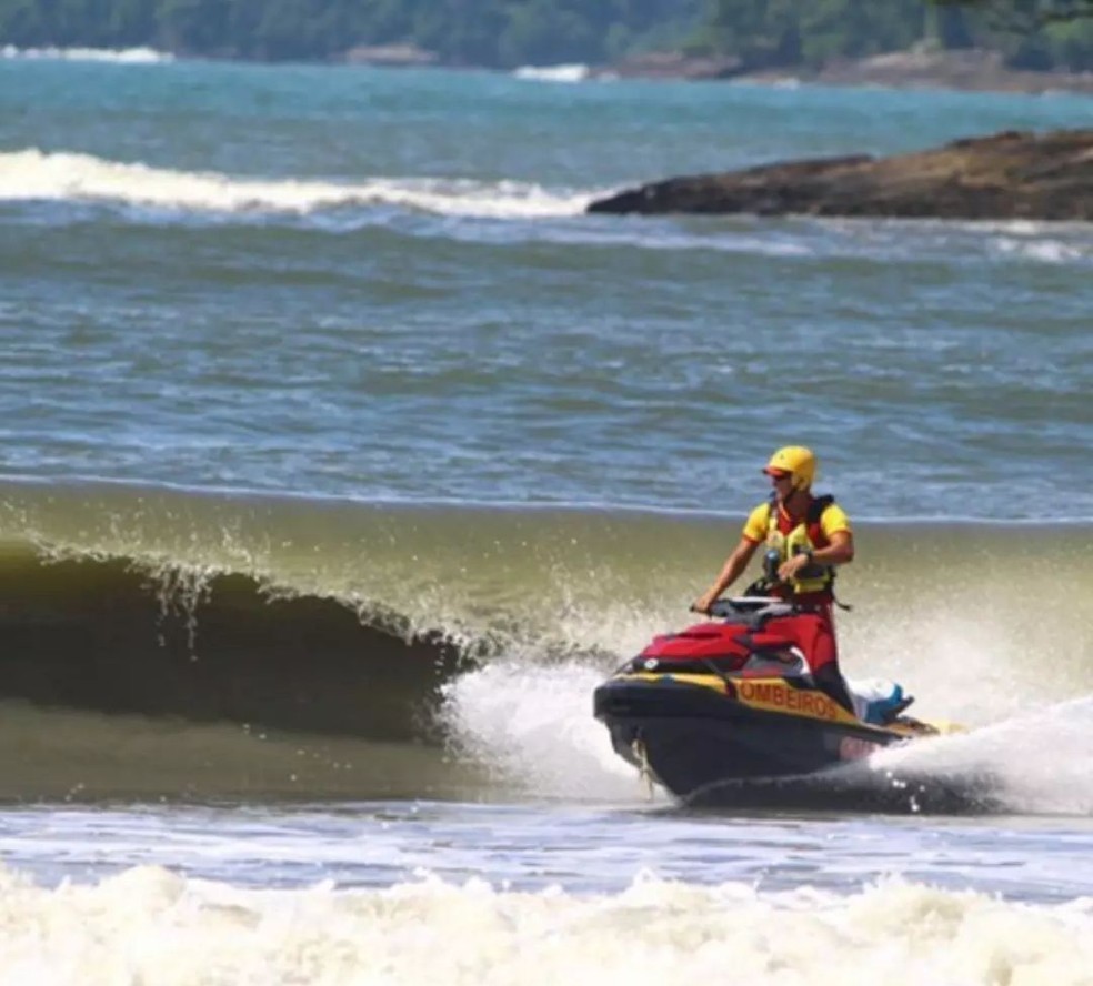 Bombeiros buscam quatro vítimas de afogamento desaparecidas no mar em Guarujá e São Vicente, SP — Foto: Divulgação