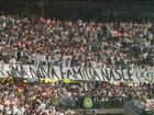 Colombianos lotam estádio em homenagem à Chapecoense