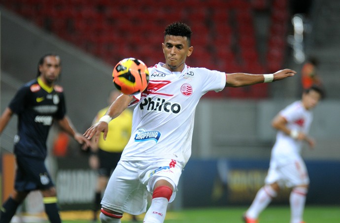 Náutico dá prazo ao Vitória para vender Rogério ao São Paulo