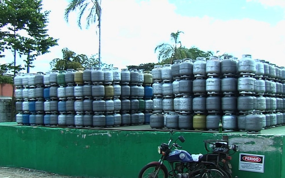 Falta botijão de gás de cozinha em 95% dos comércios de Goiás (Foto: TV Anhanguera/Reprodução)